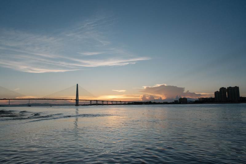 日落时分的桥梁和城市景观图片