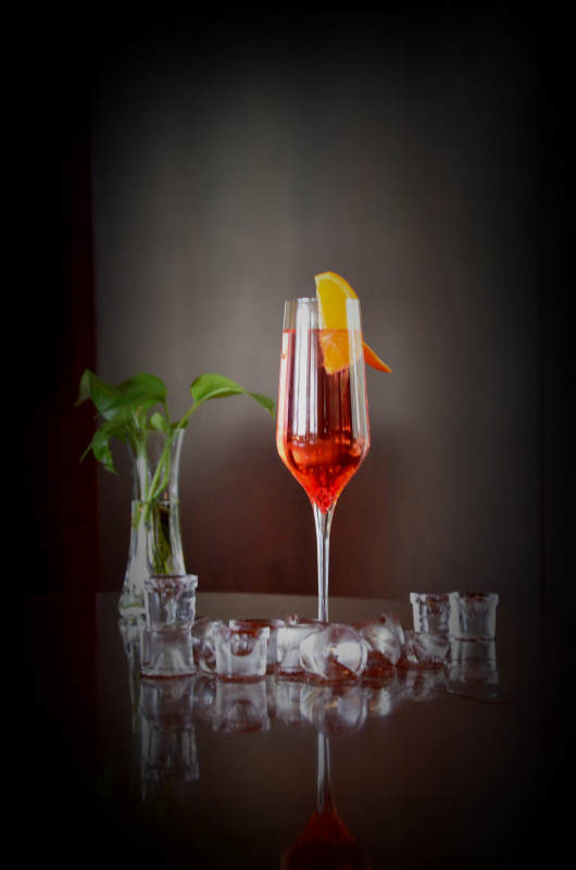 优雅的鸡尾酒与冰块图片