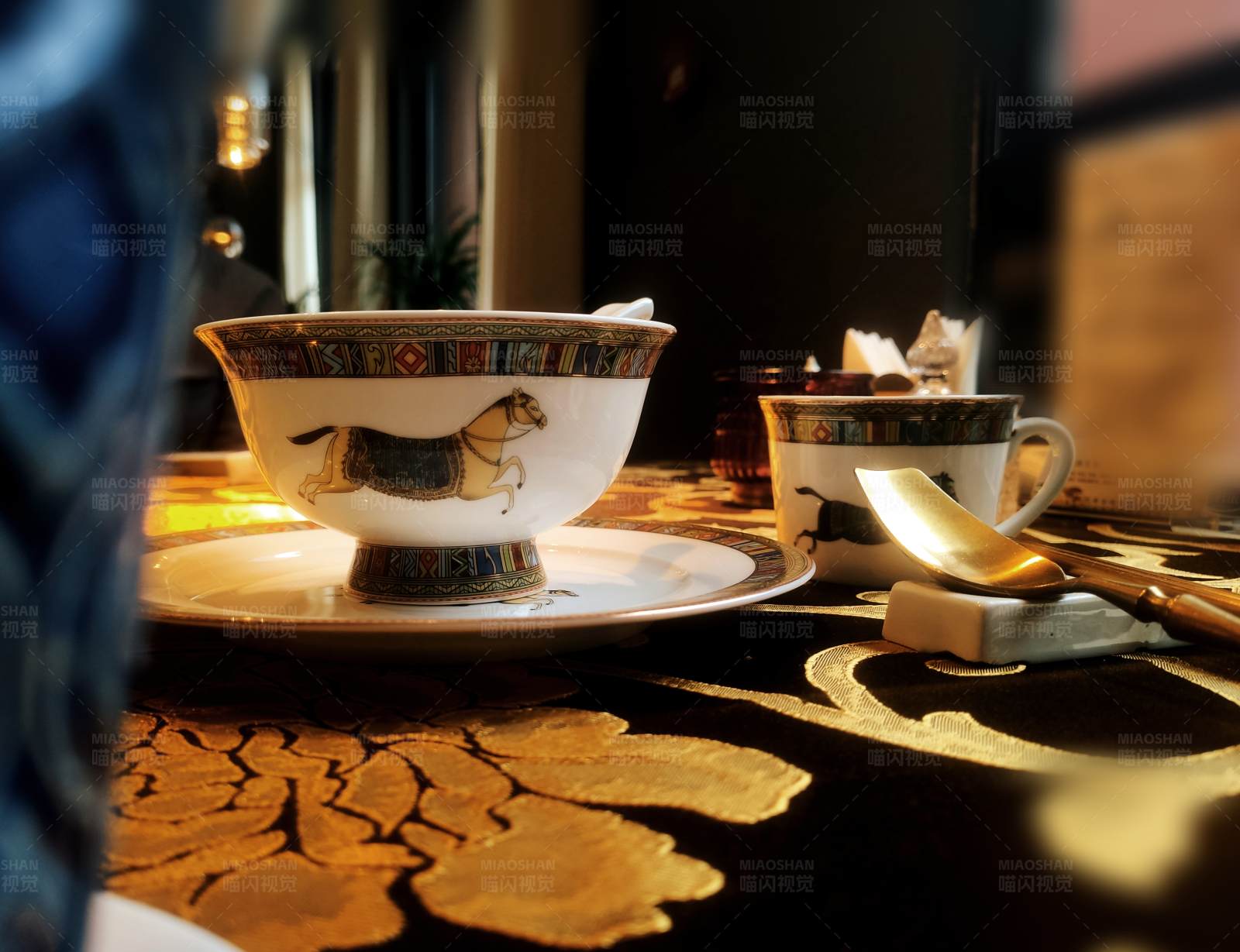 优雅茶具与金色装饰图片