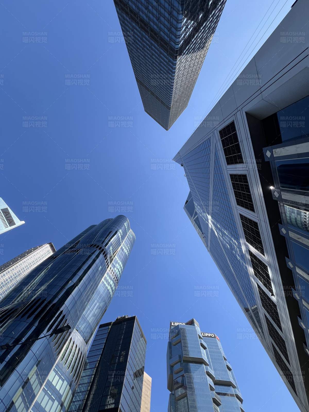 摩天大楼的仰视视角图片