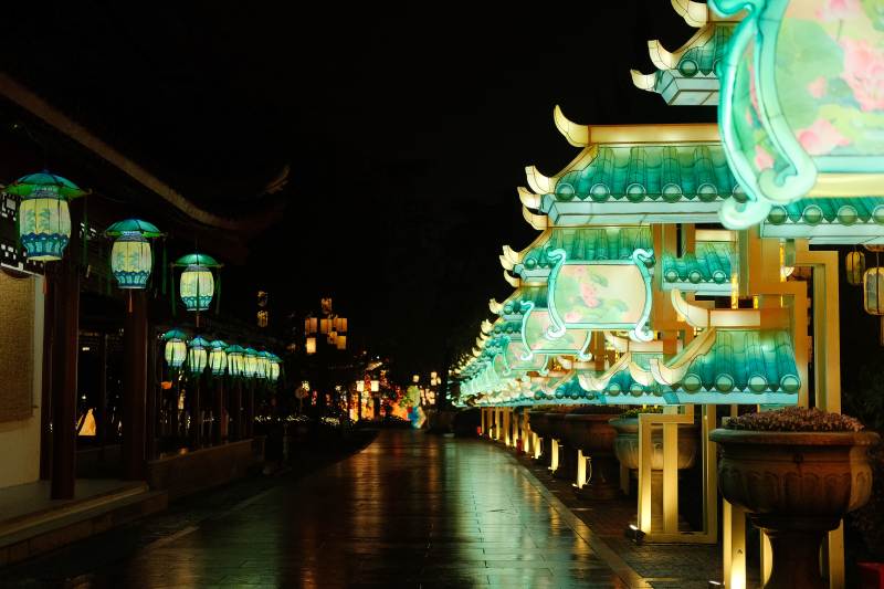 夜幕下的古街图片