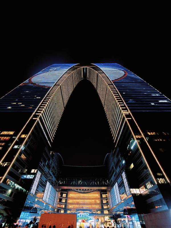 夜幕下的现代建筑图片