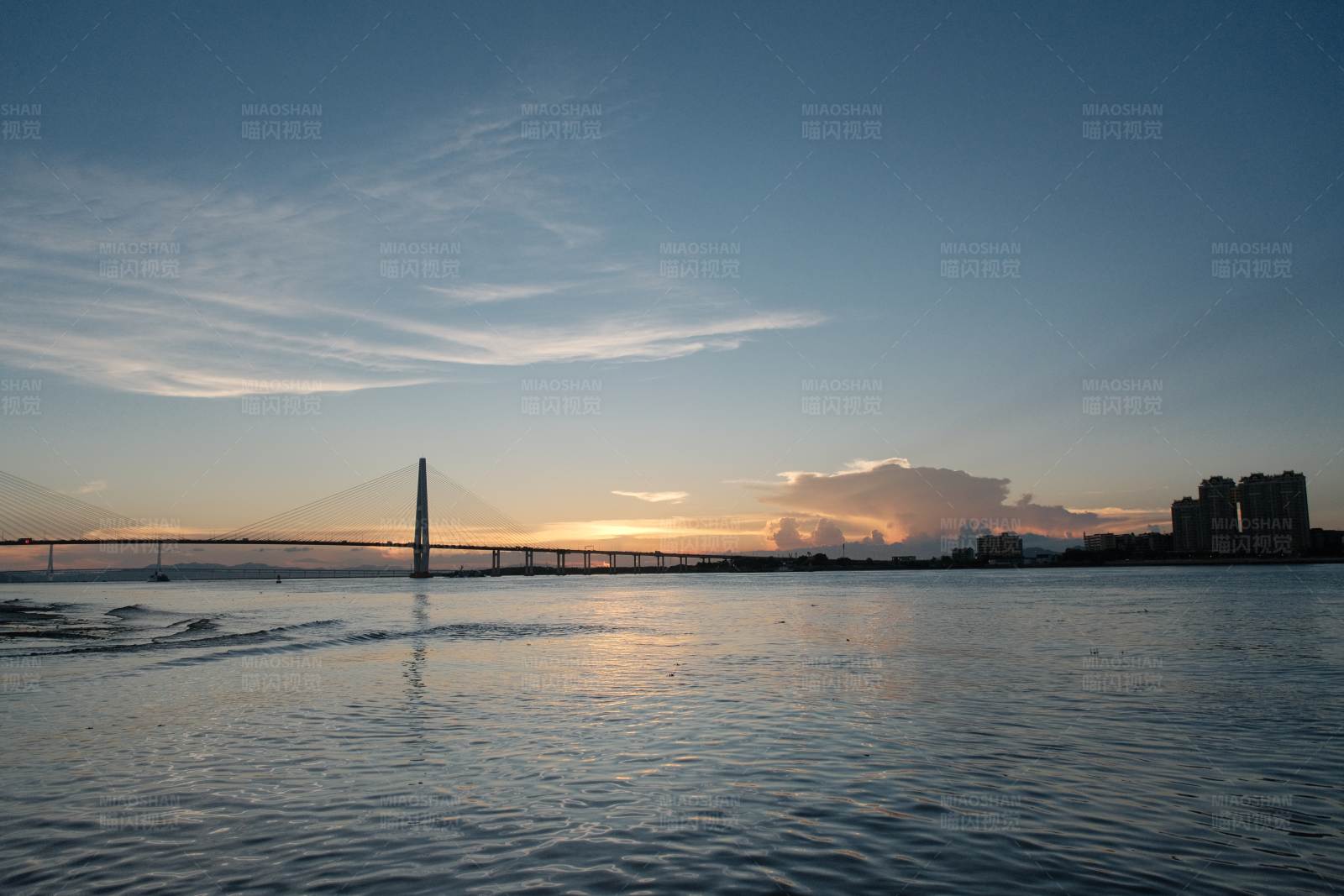 日落时分的桥梁和城市景观图片
