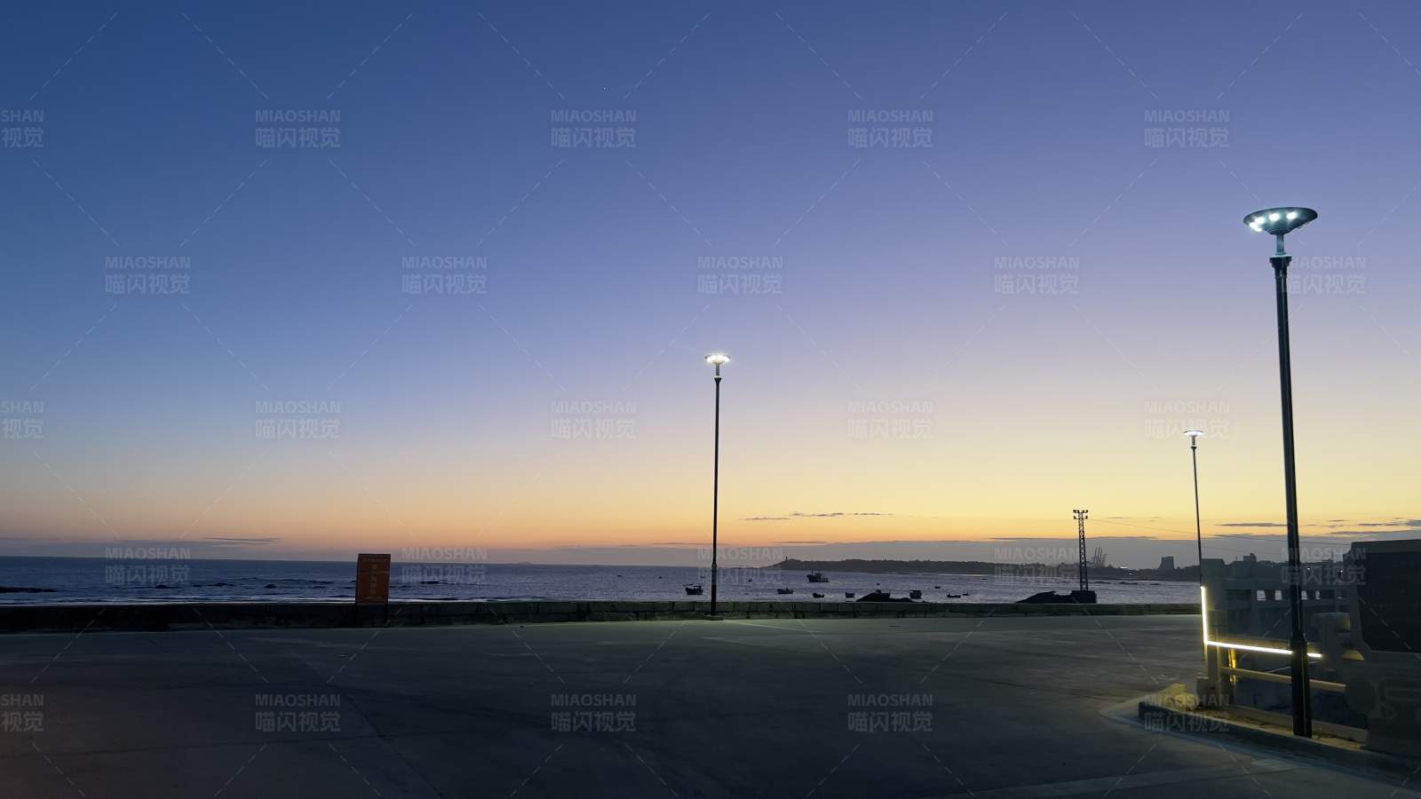 黄昏时分的海边停车场图片