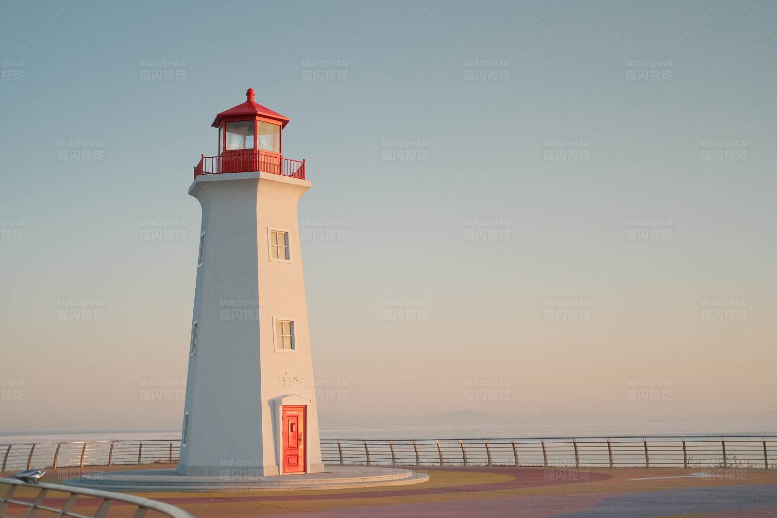 日落时分的灯塔图片