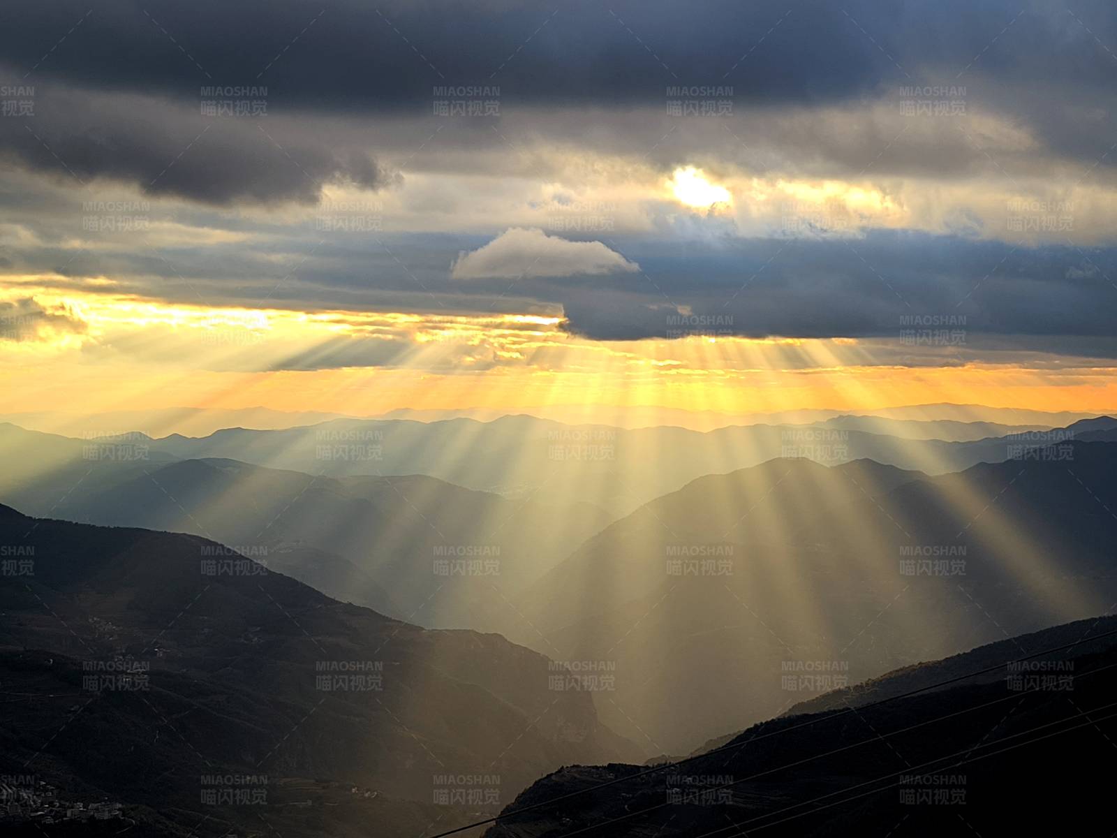 云南山间晚霞图片