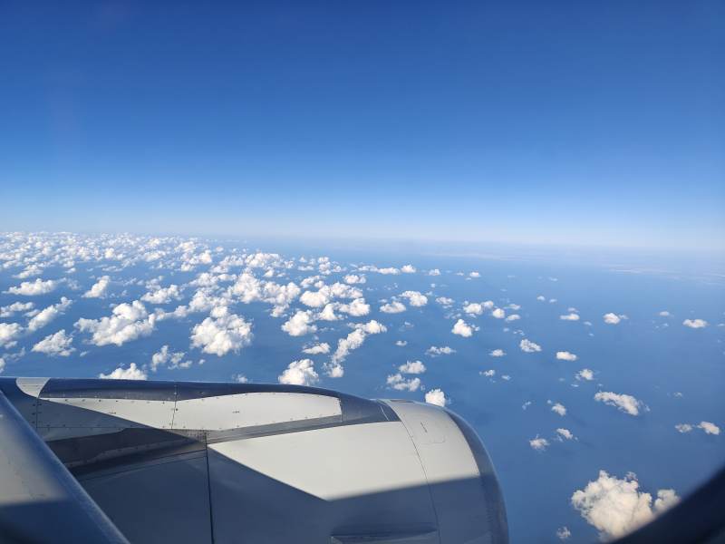 蓝天白云下的飞机引擎图片