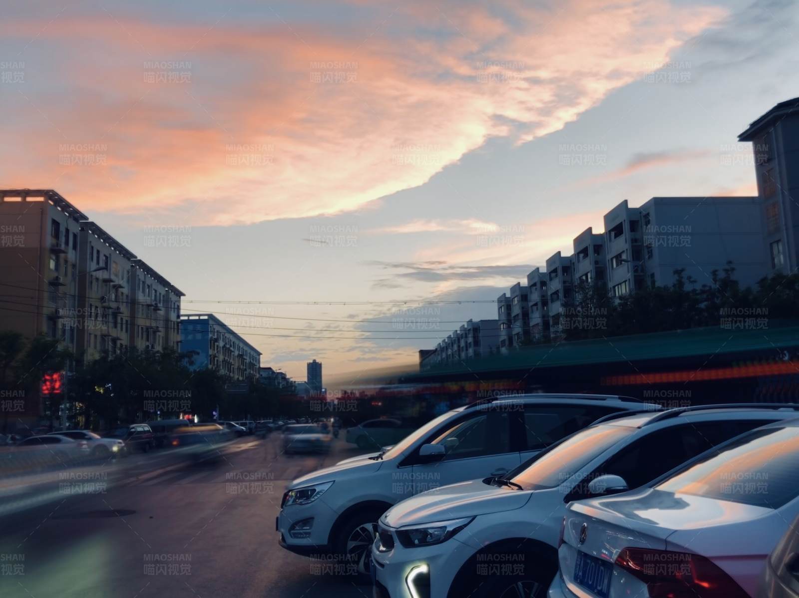 城市黄昏的车流与天空图片