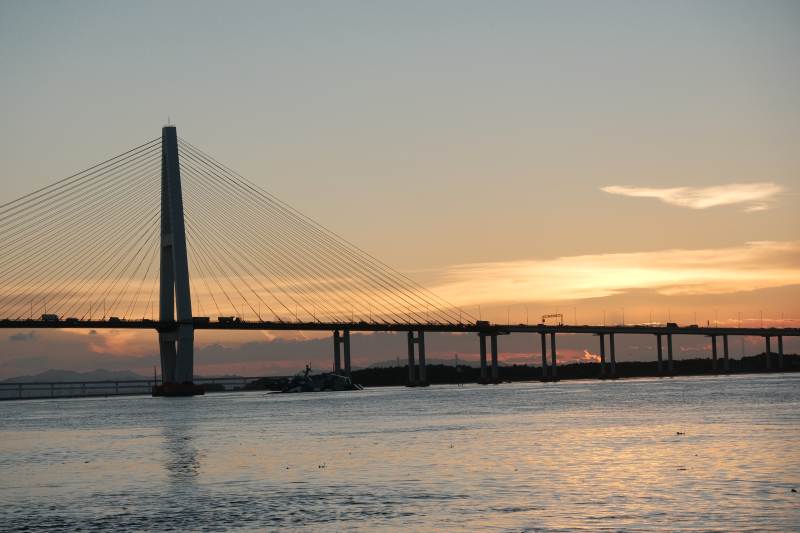 日落时分的跨海大桥图片