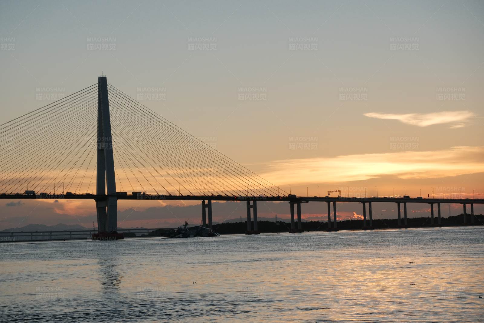 日落时分的跨海大桥图片
