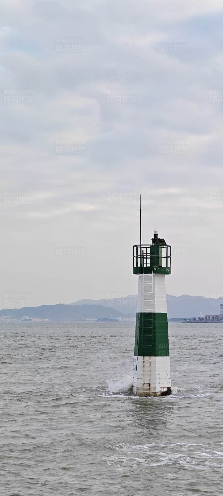 海中的灯塔图片