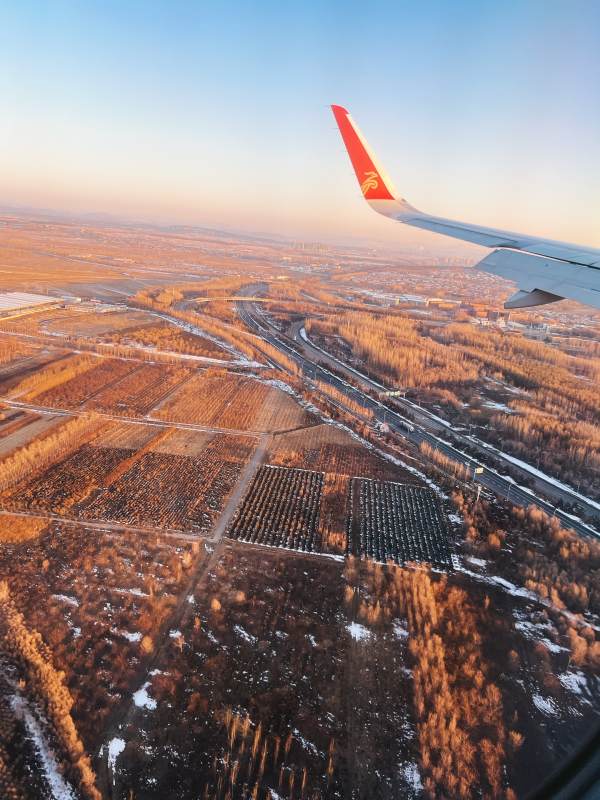 夕阳下的飞行之旅图片
