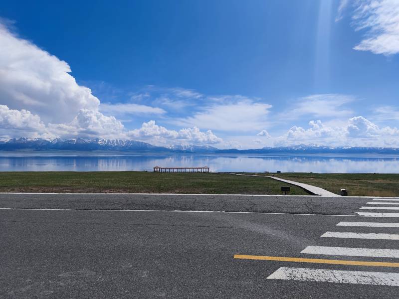 湖边的宁静之路图片