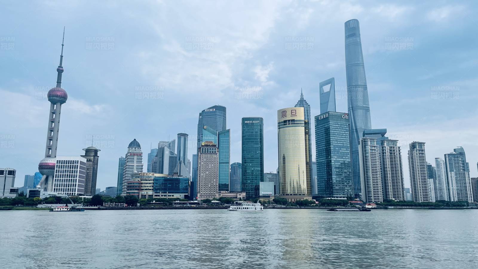 上海黄浦江畔的天际线图片