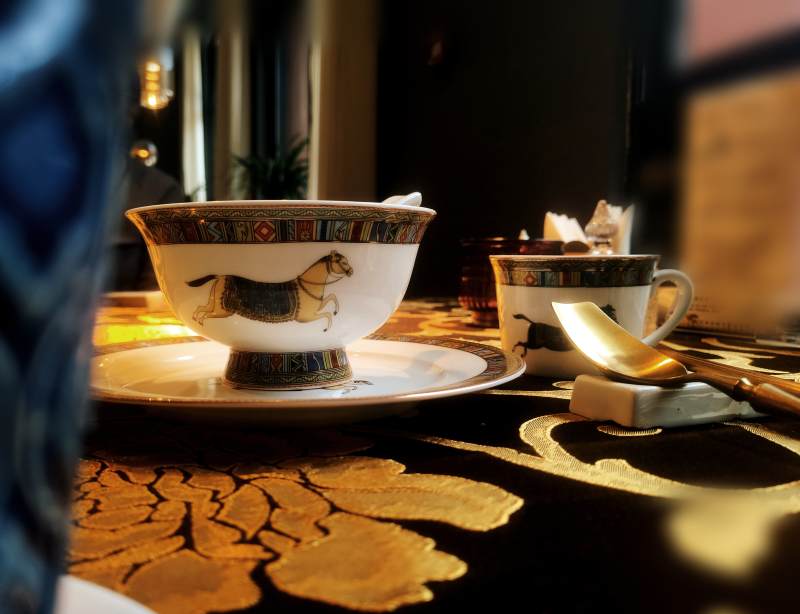 优雅茶具与金色装饰图片