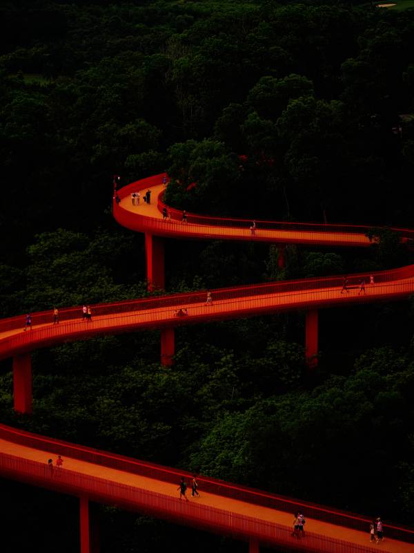 红色的空中步道图片