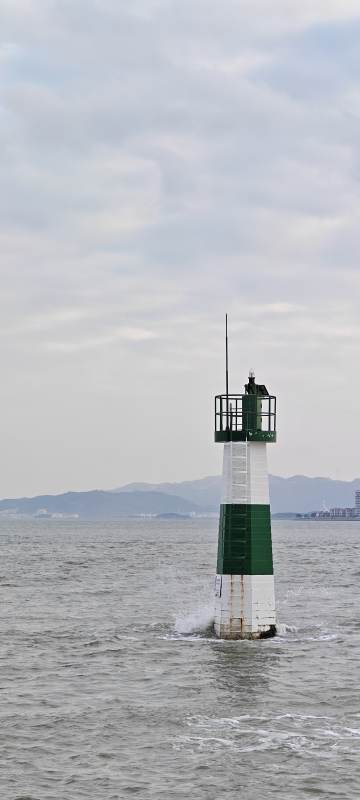 海中的灯塔图片