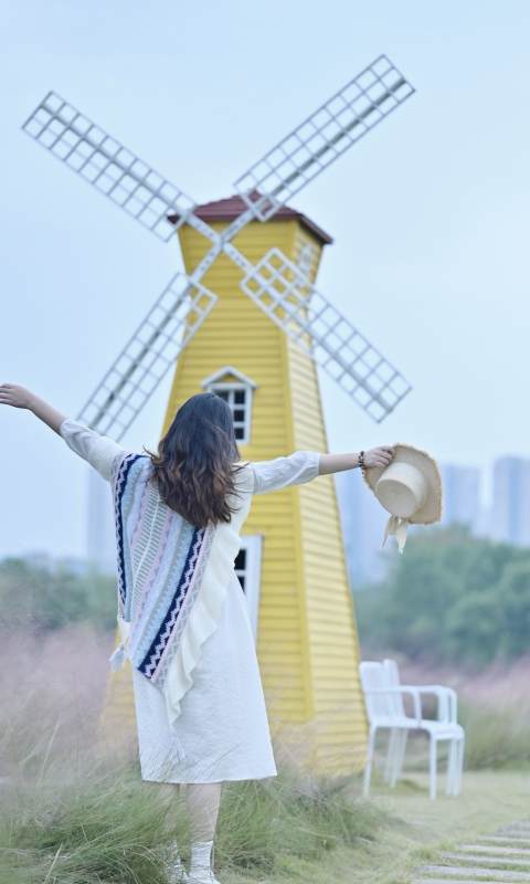 风车前的自由瞬间图片