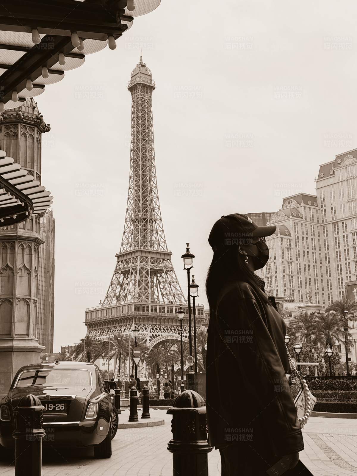 巴黎铁塔下的都市漫步图片