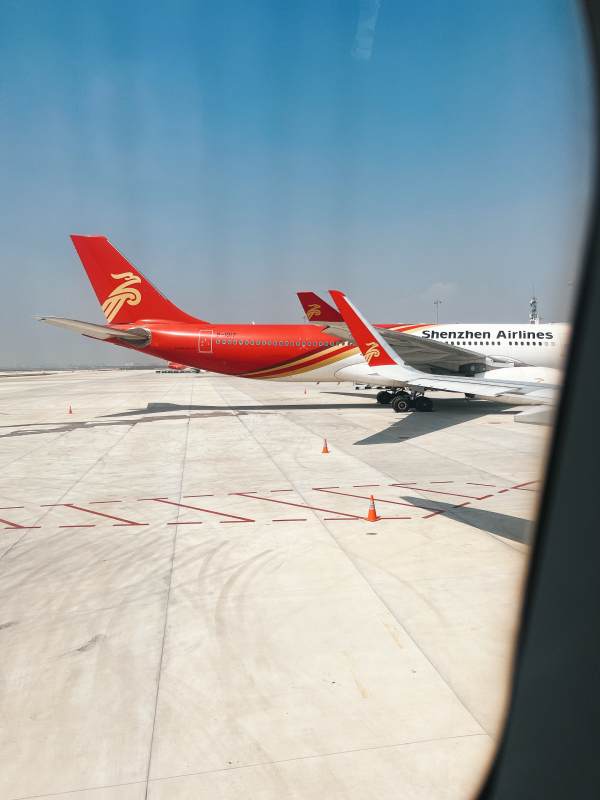 深圳航空飞机停在机场图片