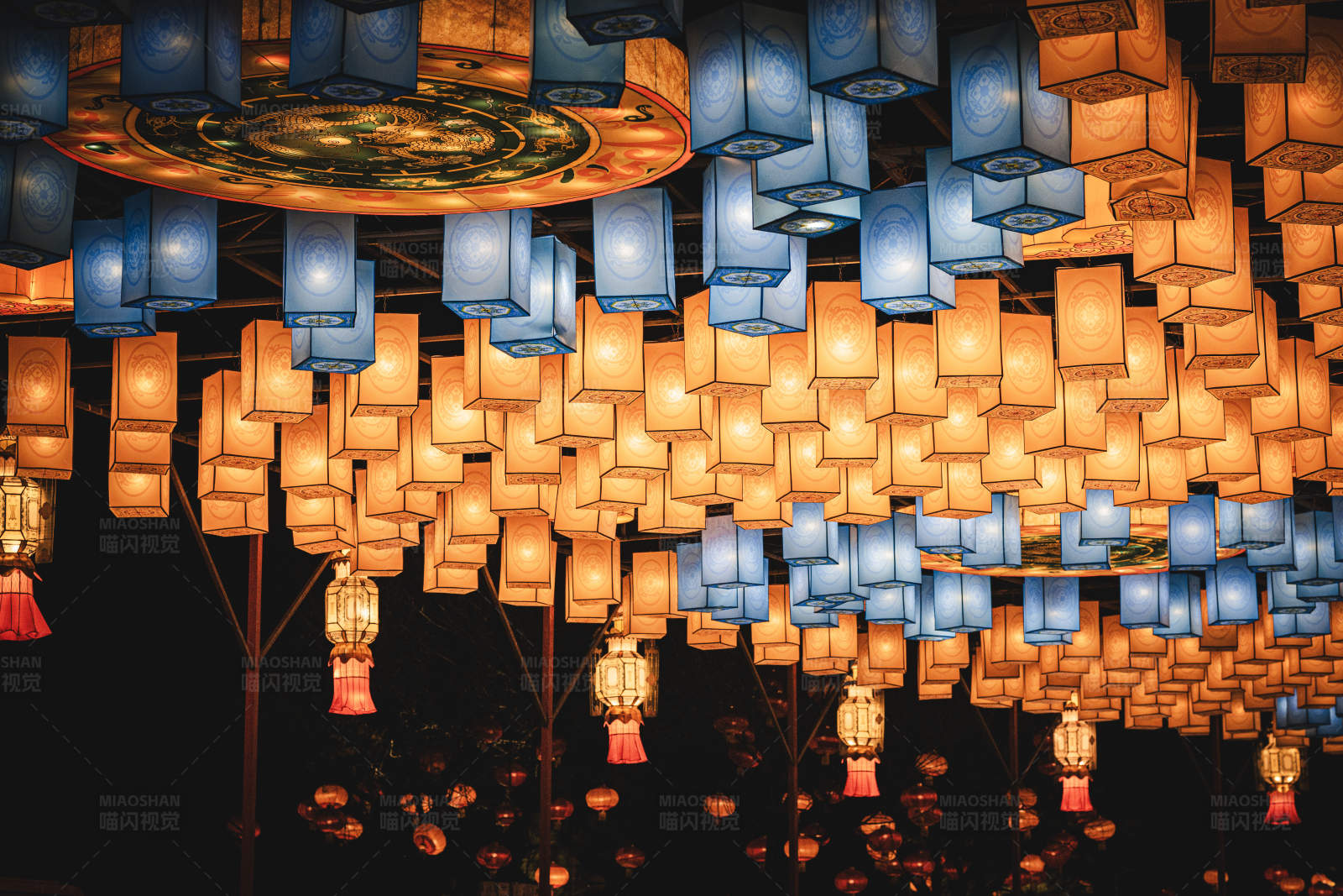 夜空下的灯笼盛宴图片