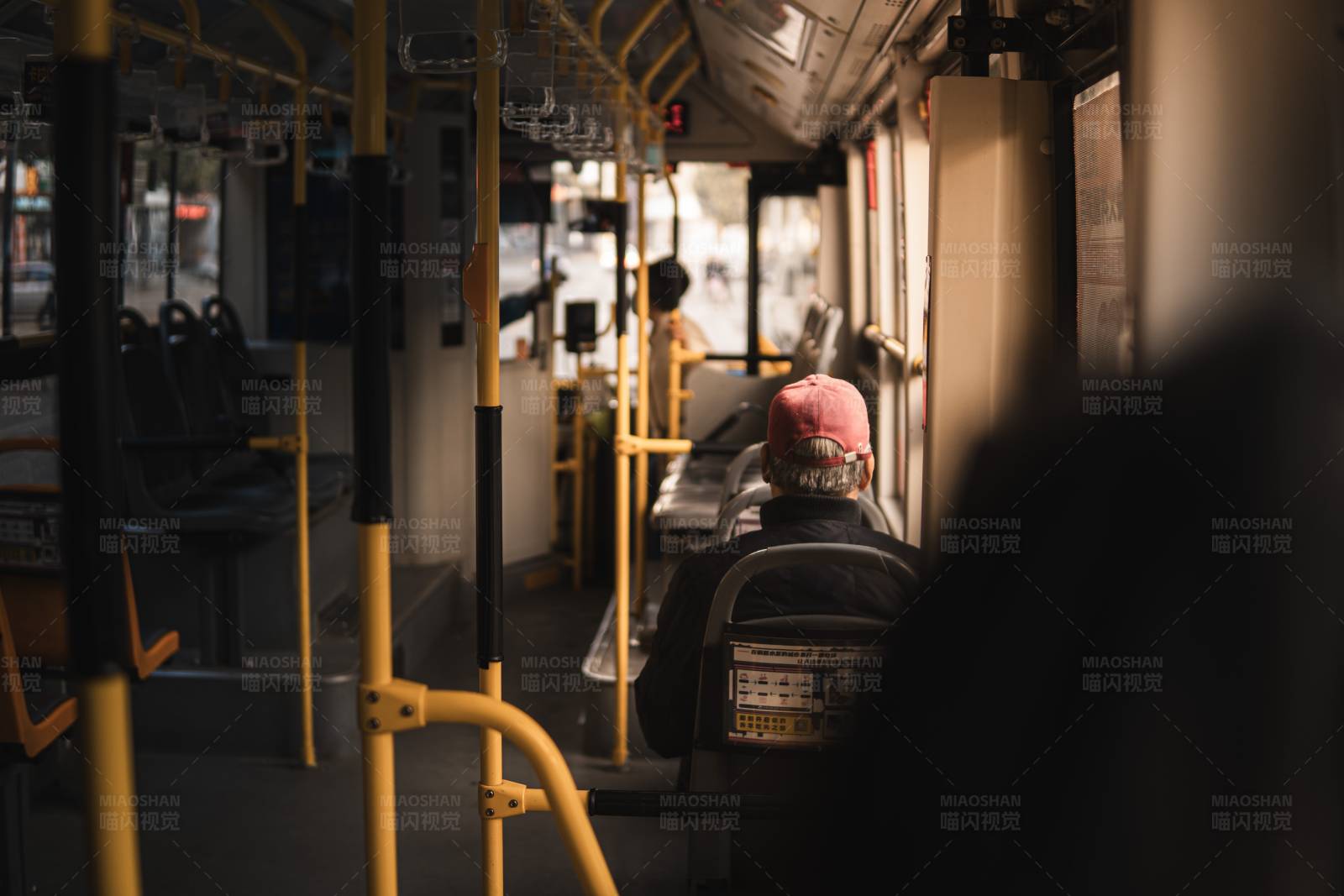 公交车上的乘客图片