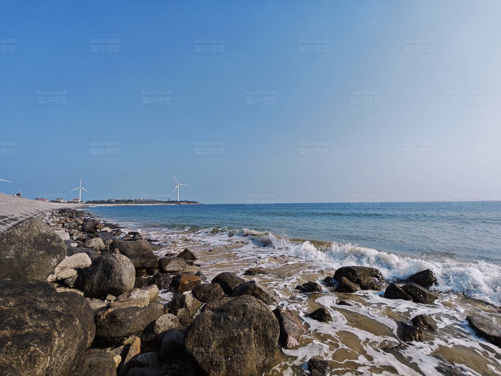 岩石海岸与风力发电机图片