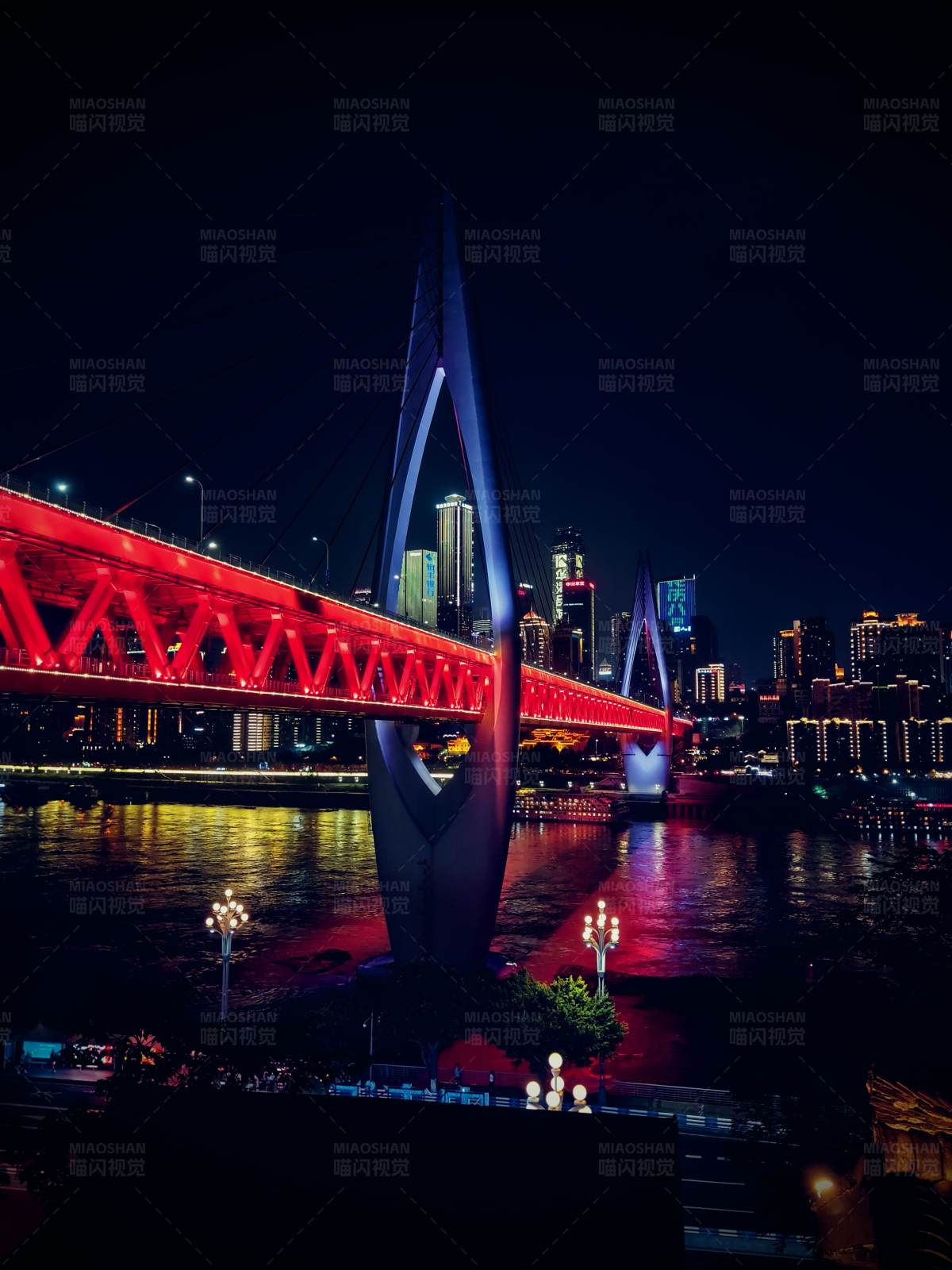 重庆夜色中的城市桥梁图片