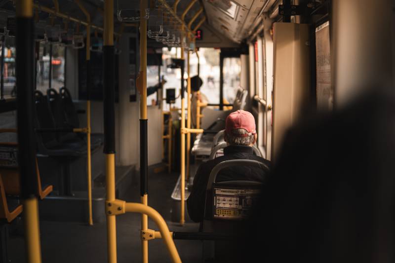 公交车上的乘客图片