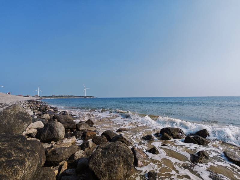 岩石海岸与风力发电机图片