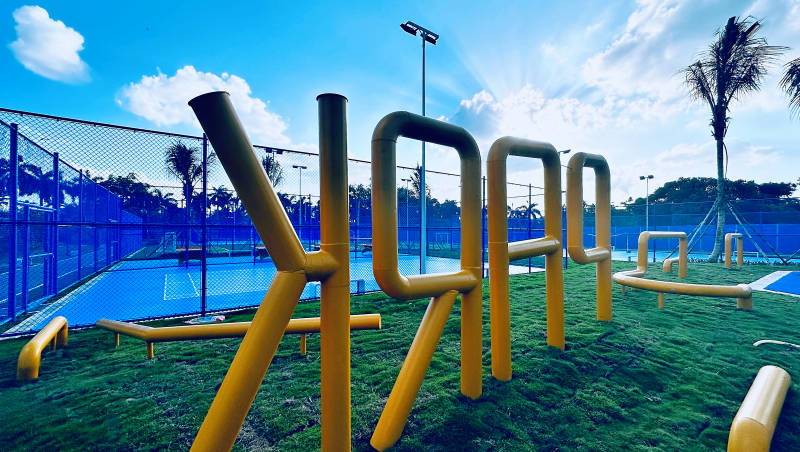 阳光下的户外运动场图片