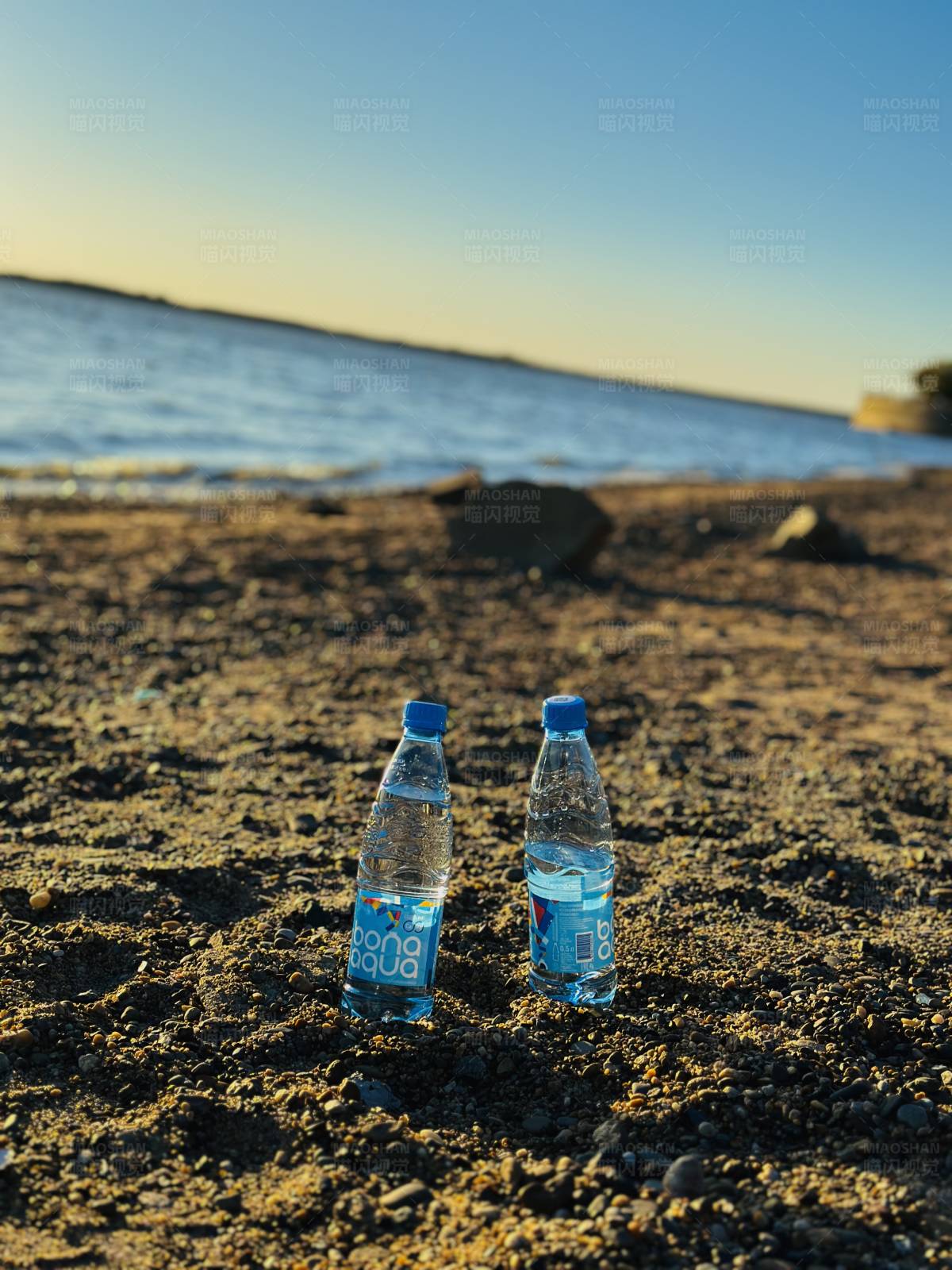 海滩上的两瓶水图片