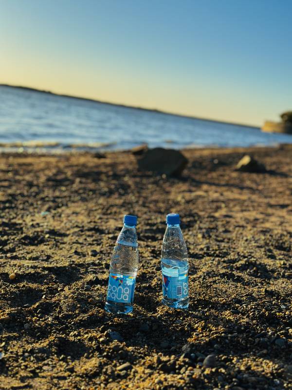海滩上的两瓶水图片