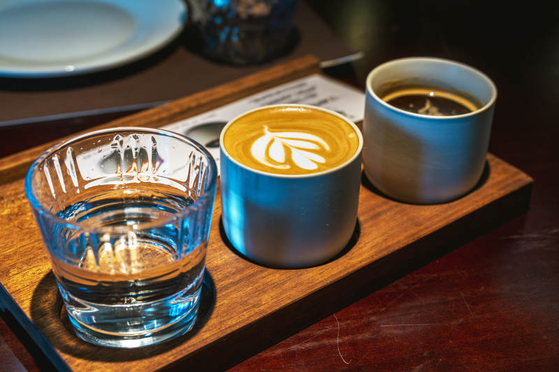 咖啡与水的完美搭配图片