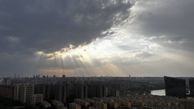 城市上空的阳光图片