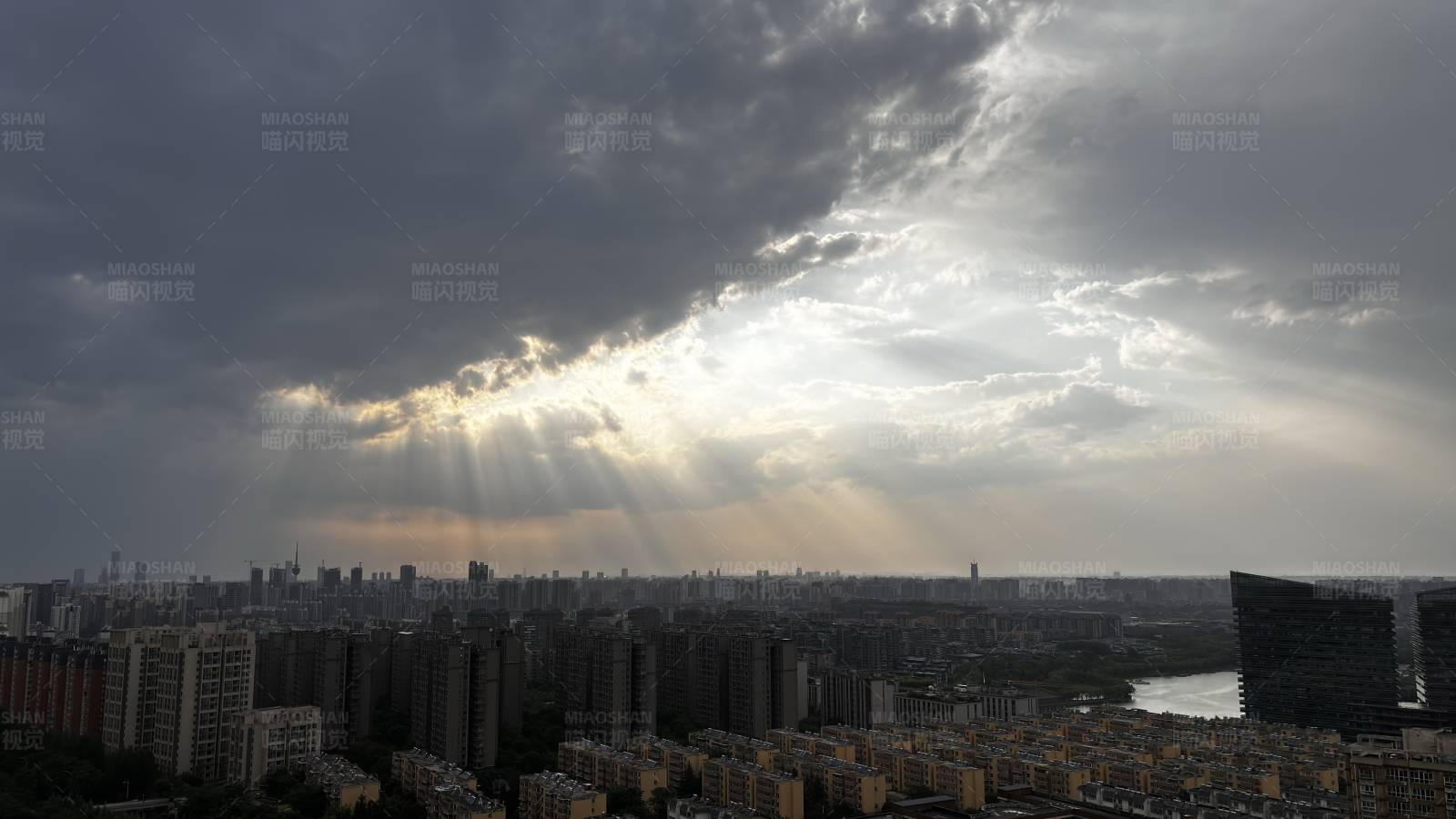 城市上空的阳光图片