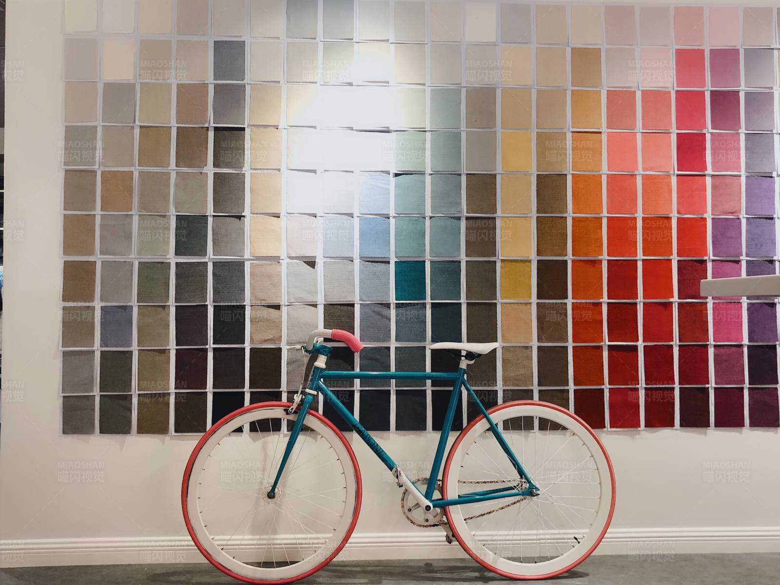 自行车与色彩墙图片