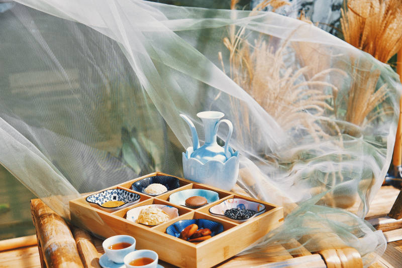 茶具与美食的优雅布置图片