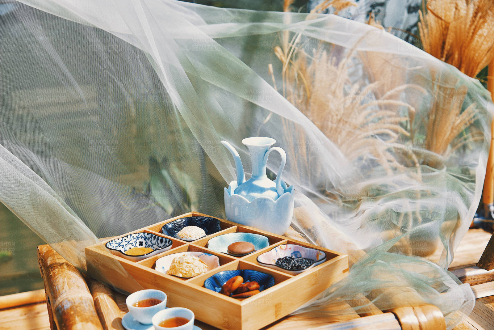 茶具与美食的优雅布置图片