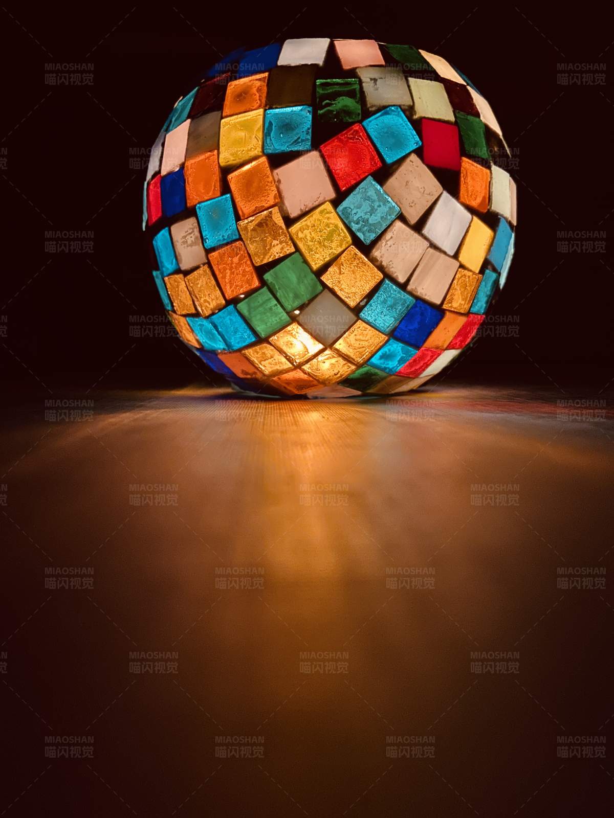 彩色马赛克球灯图片
