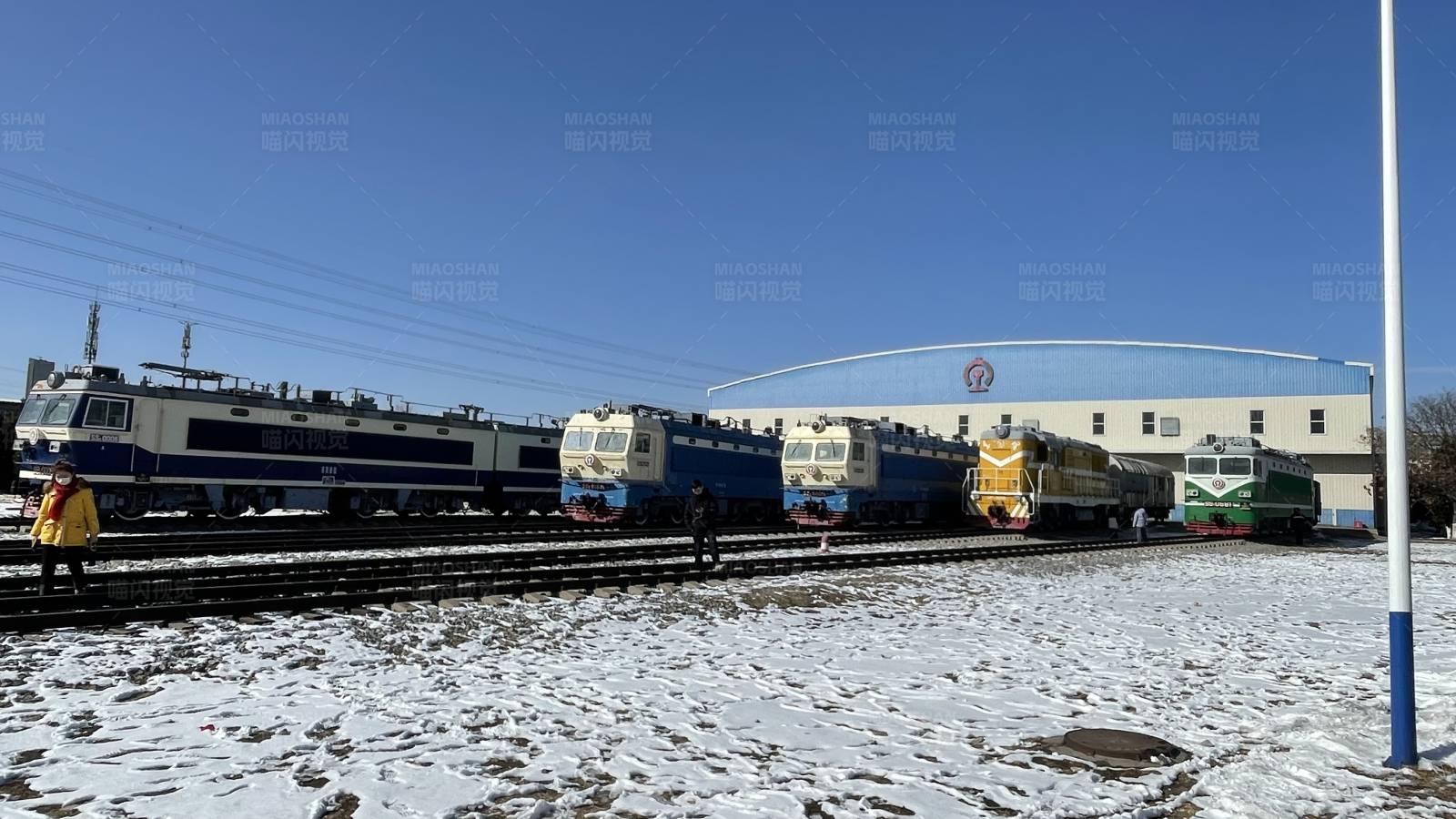 雪地里的火车图片