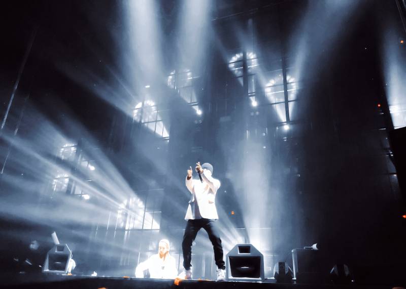 舞台上的光芒 音乐与灯光的交响图片