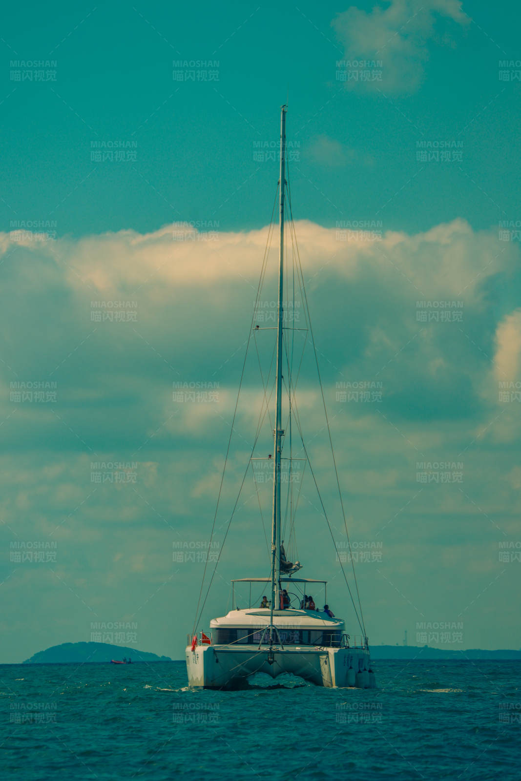 海上双体帆船航行图片