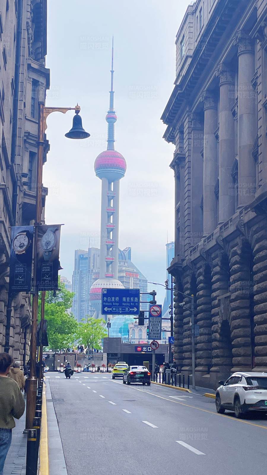 上海街头与东方明珠塔图片