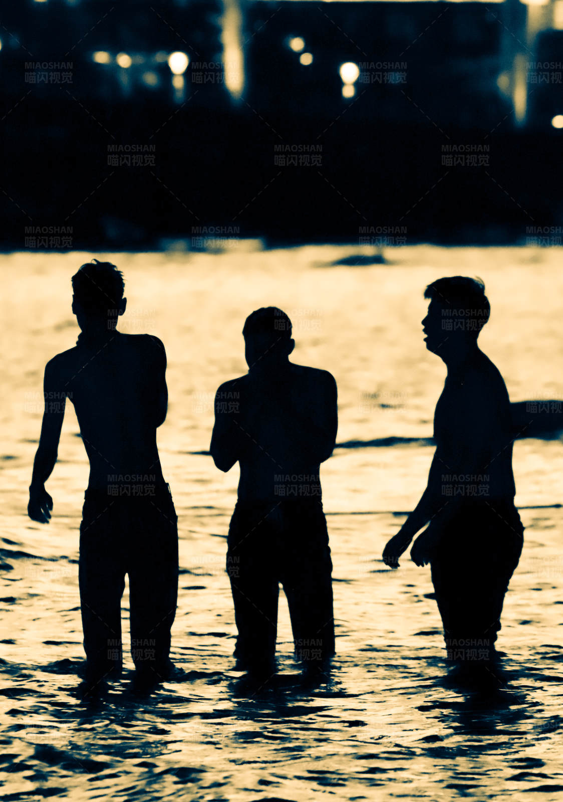 水中三人剪影图片