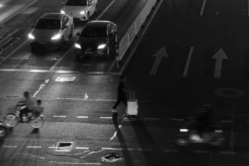 夜晚的城市交通图片