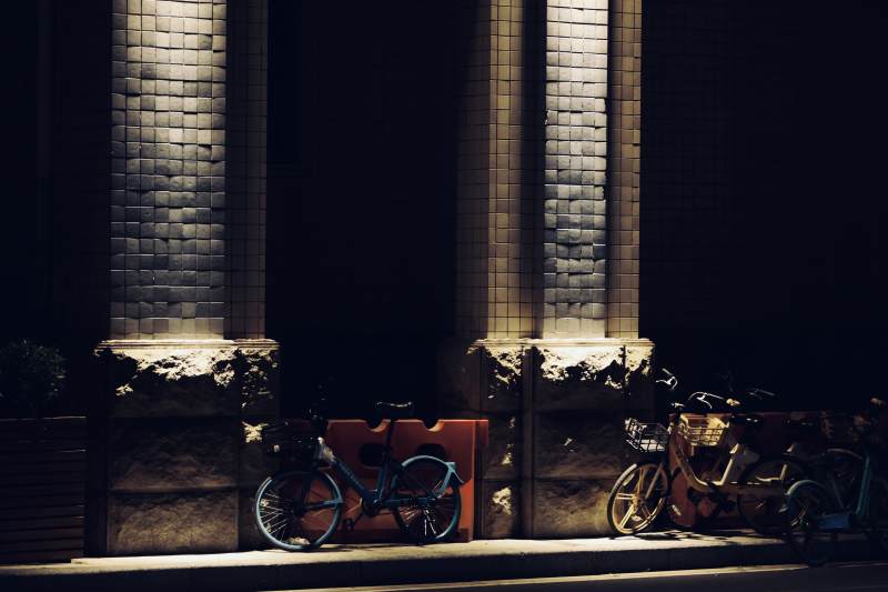 夜色下的自行车图片