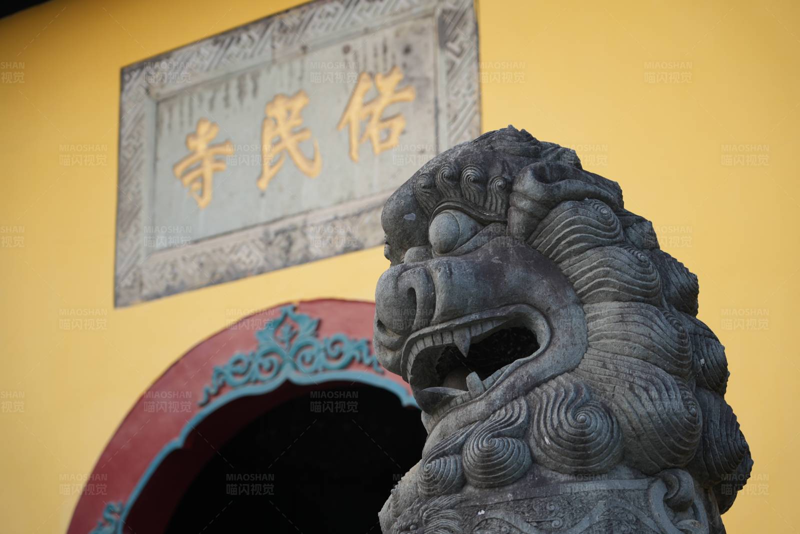 南昌佑民寺门口的石狮子图片