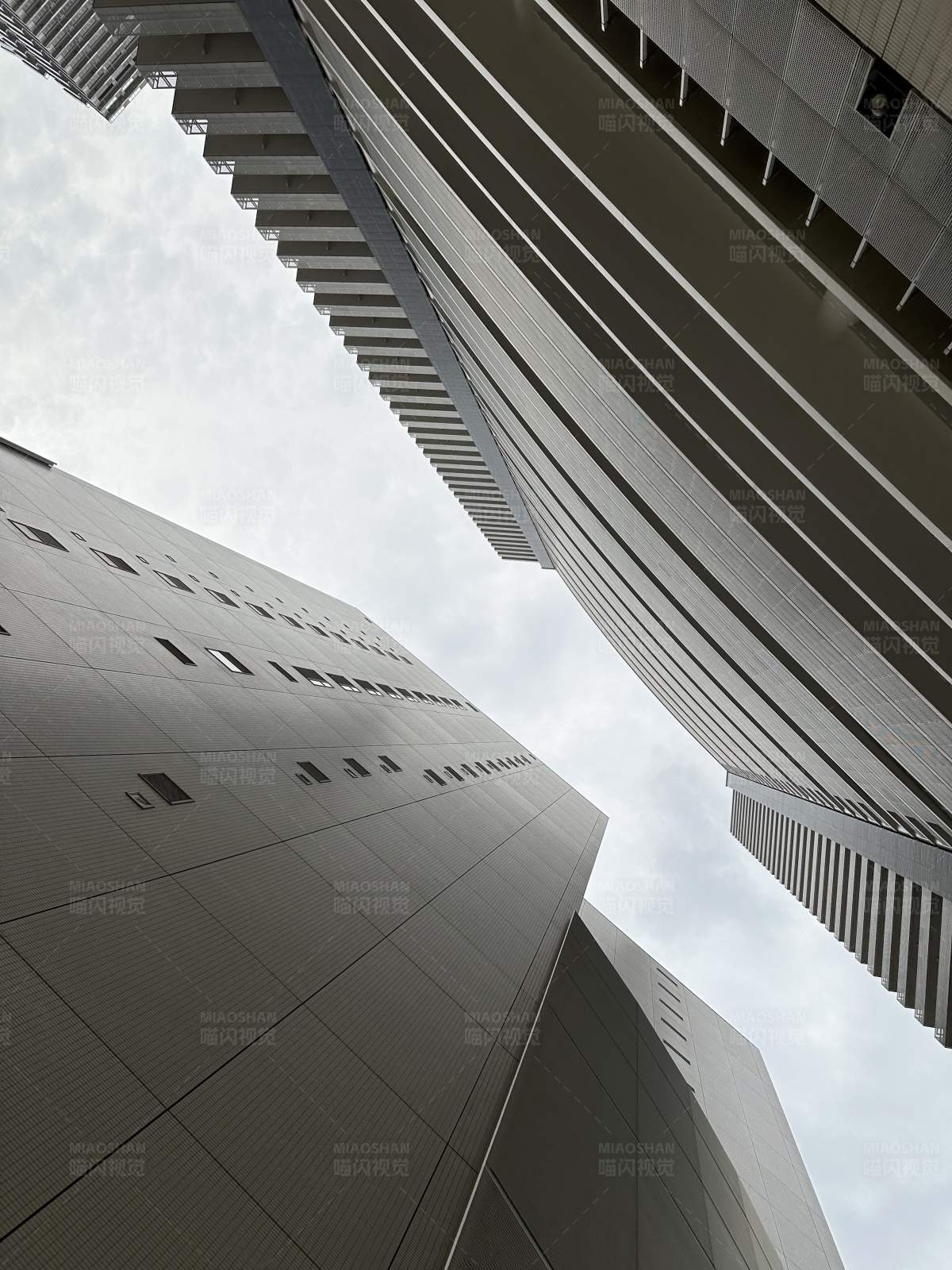 现代建筑的仰视视角图片