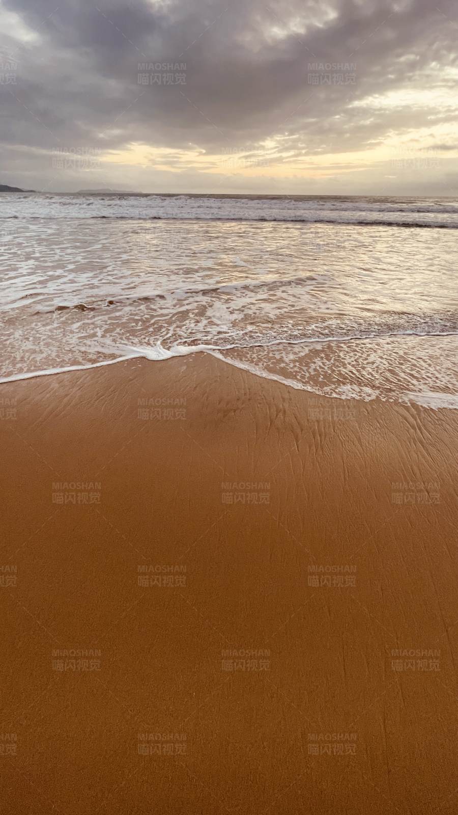 金色沙滩与海浪的宁静图片